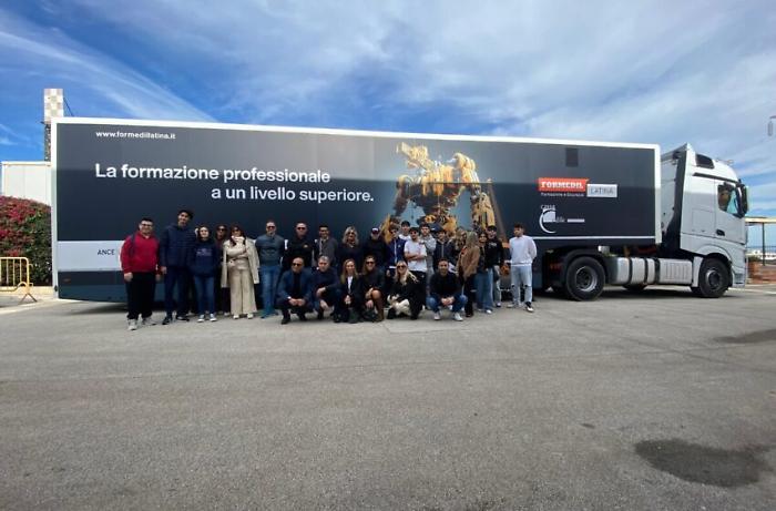 Giovani in cantiere… virtuale: gli studenti del CAT provano il simulatore di macchine operatrici