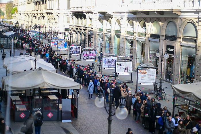 In fila a Milano per salutare Ornella Vanoni: «Domani è un altro giorno» in loop alla camera ardente