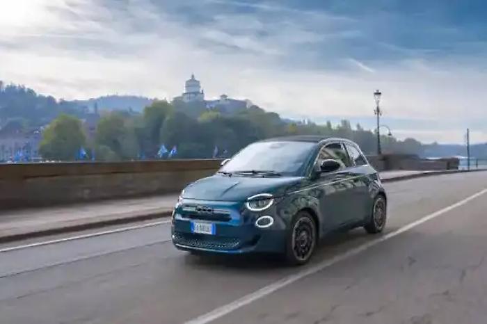 Fiat 500 ibrida, Stellantis rilancia Mirafiori: 400 assunzioni e prime consegne a gennaio 2026