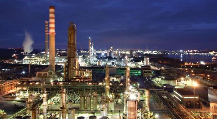 Straripamento ed esalazioni da un serbatoio dell'Isab di Priolo, la Procura di Siracusa dispone il sequestro