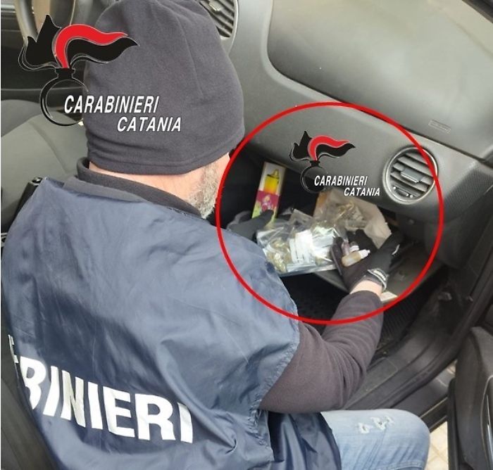  Spaccio &ldquo;itinerante&rdquo; a bordo di un&rsquo;utilitaria: arrestato dai Carabinieri con 120 grammi di droga