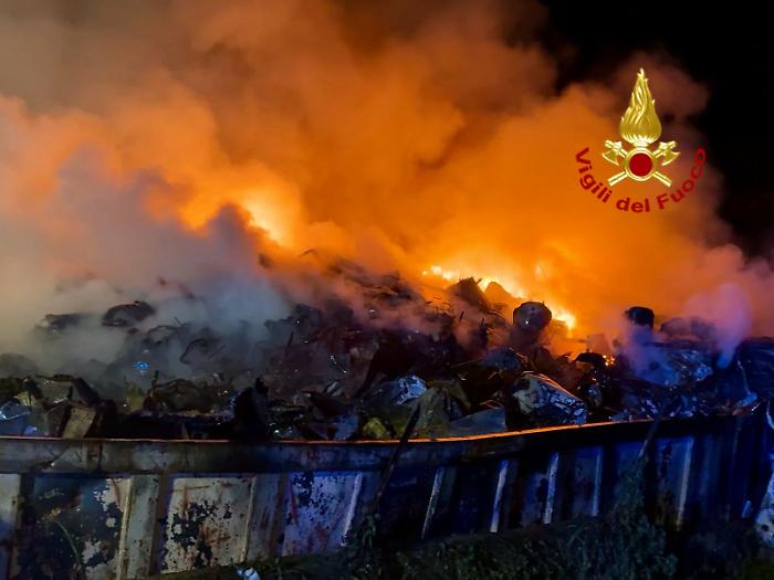 Vasto incendio in azienda di materiali ferrosi a Vaccarizzo: lunga notte di intervento per i vigili del fuoco