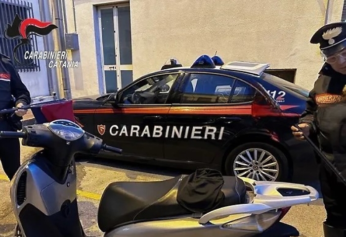 Patern&ograve;, minore sorpreso su scooter sequestrato e allaccio abusivo alla rete elettrica
