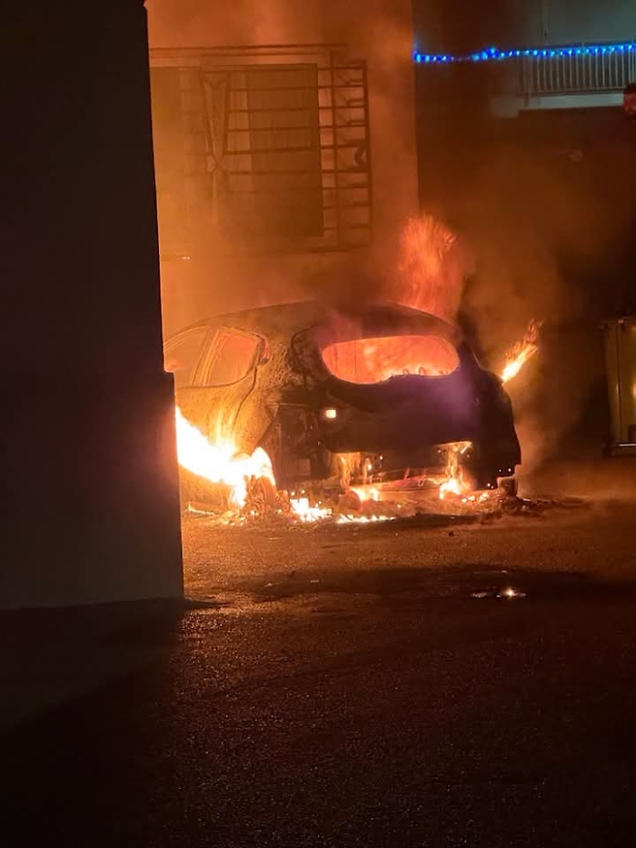 Bruciata l&rsquo;auto del parroco nel cortile della chiesa