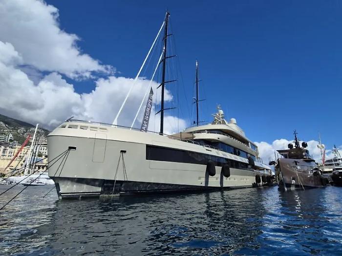 Il colpo di scena sul mare: Leonardo Maria Del Vecchio sceglie il megayacht &ldquo;Giorgio Armani&rdquo; da 72 metri