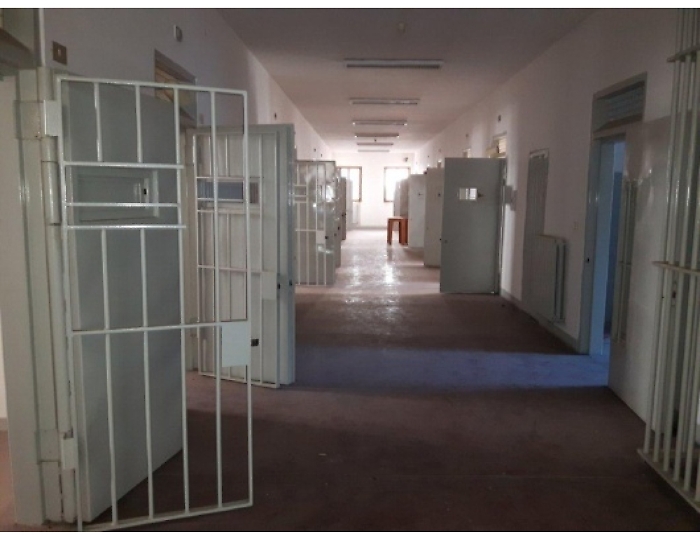 Agente aggredito con gambe dei tavoli da 8 detenuti a Siracusa