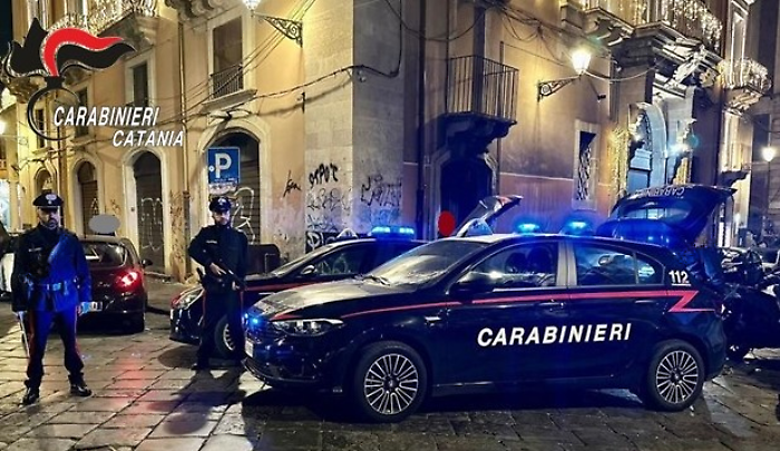Catania, rapina in casa con la scusa di consegnare della frutta. Due arresti, decisivo il morso di una delle vittime 