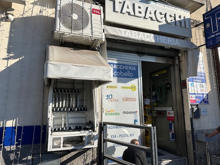 Acireale, bomba carta per fare esplodere il distributore di sigarette: 20mila euro di danni 