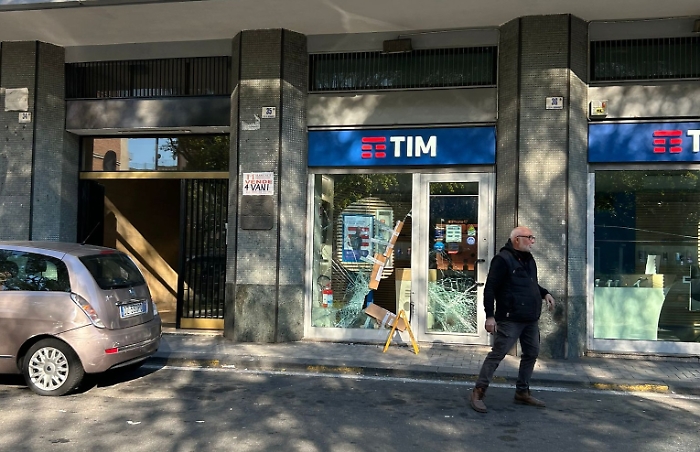 &ldquo;Spaccata&rdquo; al negozio di telefonia a Catania: una Panda rubata usata come ariete