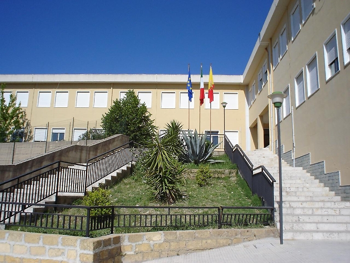 Ladri al Liceo scientifico, rubate le monetine dai distributori automatici di bevande e merendine