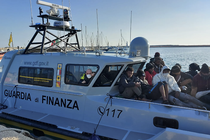 Lo sbarco dei migranti non si ferma, in 46 al porto di Pozzallo