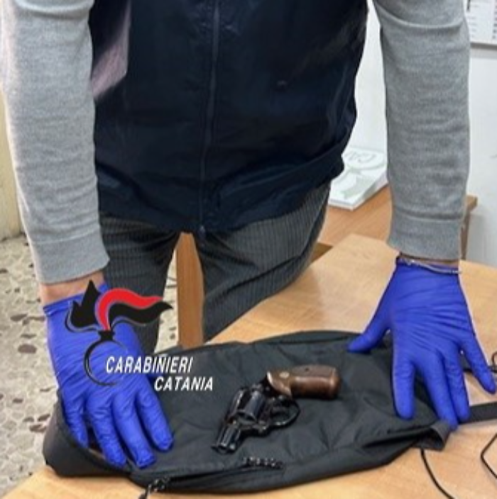 Busta nera e passo affrettato: un 61enne arrestato con una pistola rubata