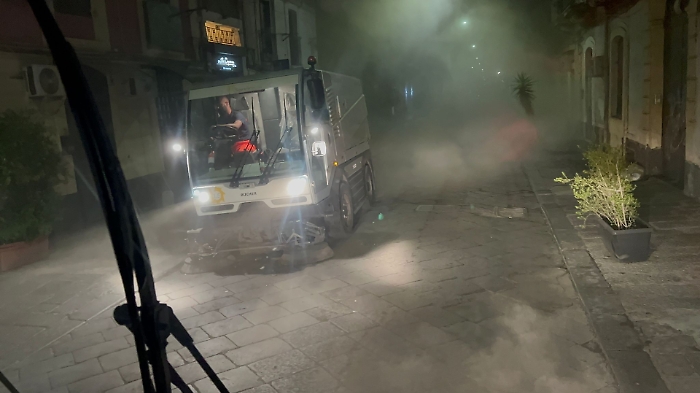 Catania, un mezzo per la pulizia strade perde olio in strada: chiuse varie strade del centro