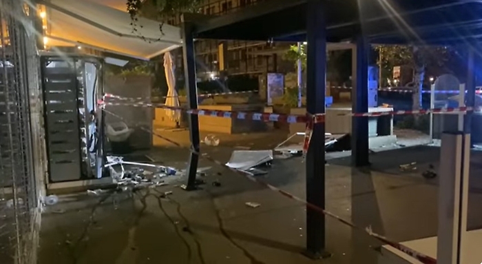 Ordigno per far saltare un distributore di sigarette: vetri in frantumi e indagini in corso