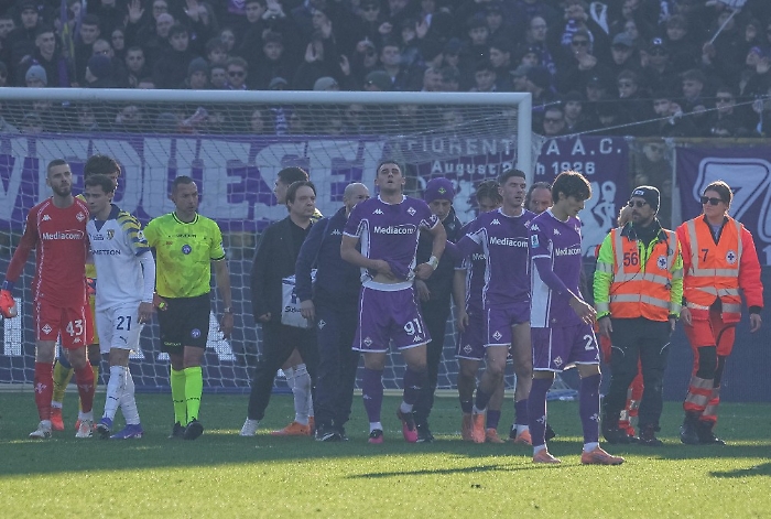 Fiorentina, Parma e il giorno dell&rsquo;acqua alla gola: contestazione, silenzi e una corsa al buio