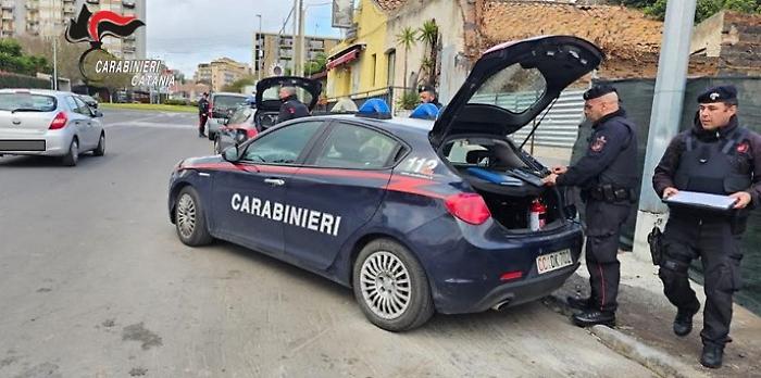 A Catania i Carabinieri smascherano parcheggiatori abusivi: denunce, Daspo urbano e quasi 12.000 euro di sanzioni