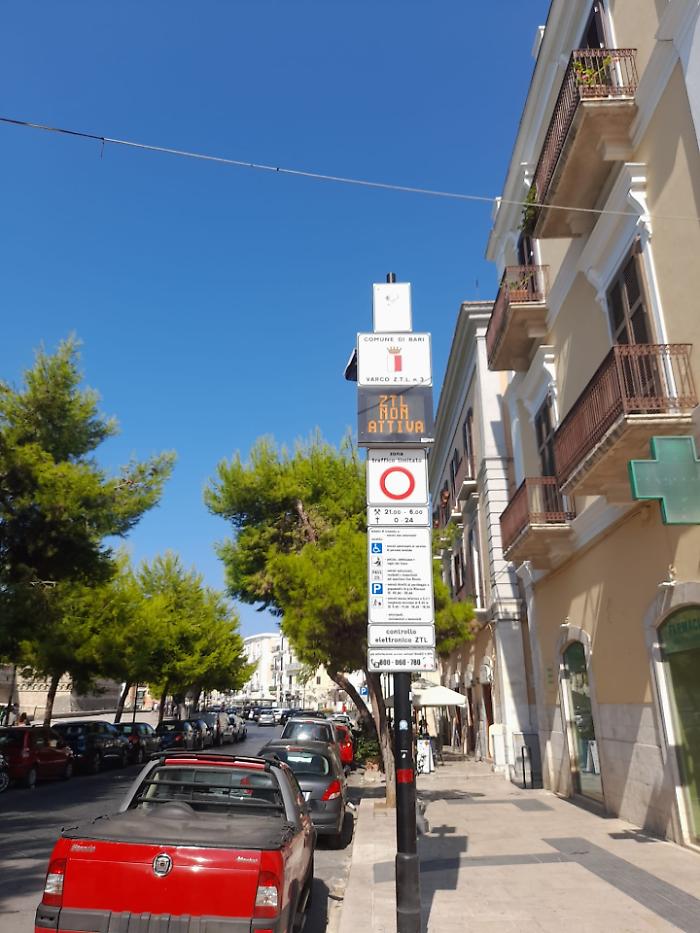 La ZTL in piazza Federico di Svevia a Bari