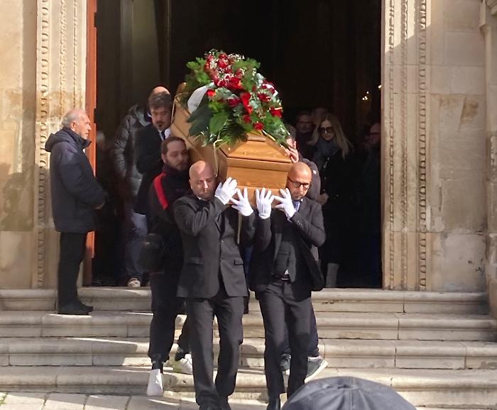 Chiaramonte d&agrave; l'addio al dj Salvo Mol&egrave;: chiesa gremita per l'ultimo saluto