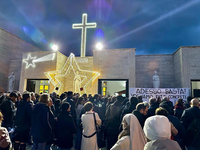 Zen, pi&ugrave; di 200 persone di fronte alla chiesa colpita dai proiettili: "Vogliamo fatti concreti"