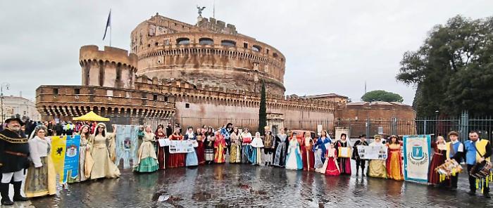 Il gruppo storico Abatellis Branciforti incanta Roma all'Epifania: sfilata da Castel Sant'Angelo a Piazza San Pietro e benedizione di Papa Leone XIV