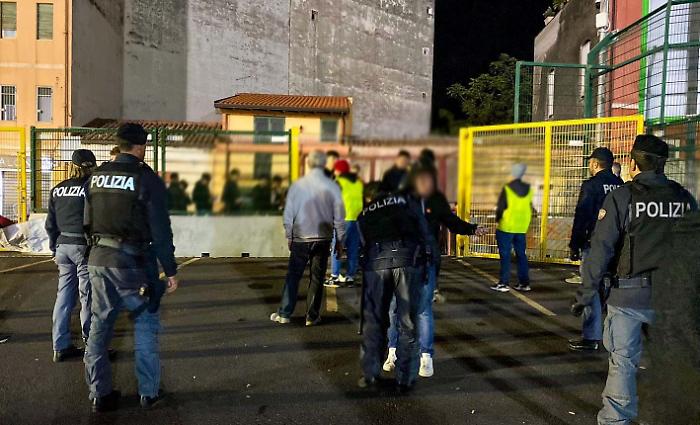 Serie C, tenta di entrare allo stadio con tre fumogeni nello zaino: Daspo per due anni a un tifoso bloccato per Catania-Cavese