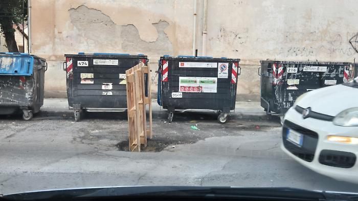 Palermo, via Giorgio Arcoleo, pallet segnala buca stradale