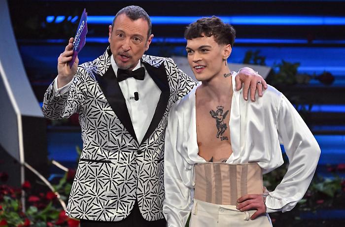 &laquo;Blanco torna tra i banchi: perch&eacute; un fenomeno pop decide di ripartire dal Liceo delle Scienze Umane&raquo;