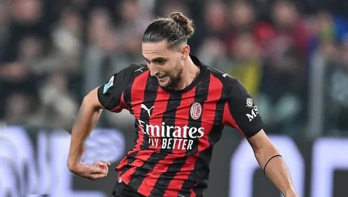Rabiot cavallo pazzo, Maignan in versione muro: il Milan vince a Como e risponde all'Inter