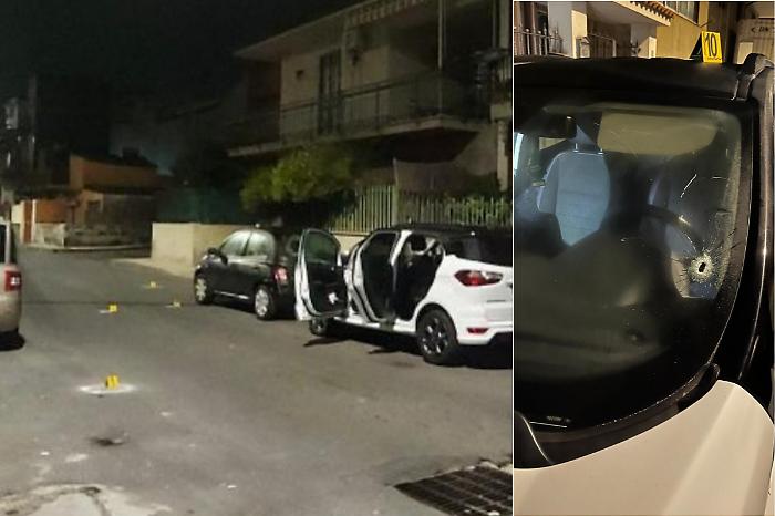 Torna il Far West a Catania, pistolettate dopo una lite fra giovani e un proiettile colpisce un'auto in sosta