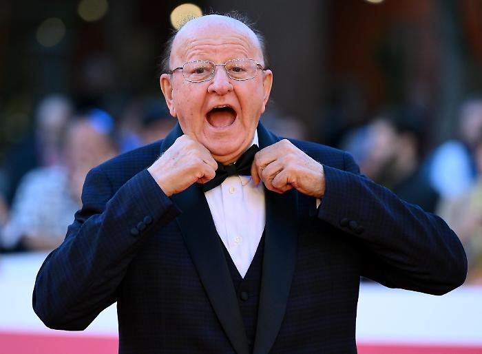 Milano-Cortina, il caso Boldi: la fiaccola che brucia prima di accendersi