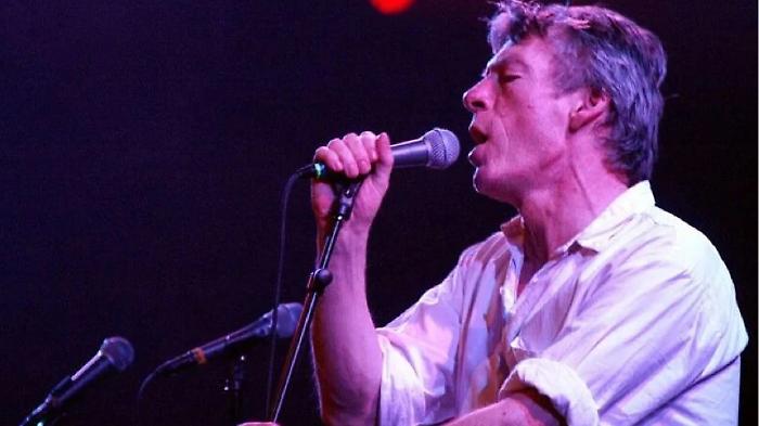 &ldquo;Il battito che teneva insieme i Pogues&rdquo;: addio ad Andrew Ranken, 72 anni, il tamburo che fece danzare il folk al passo del punk