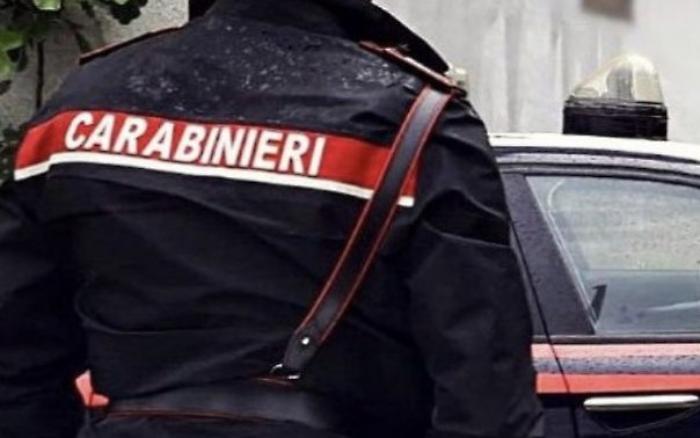Si avvicina alla scuola del figlio nonostante il divieto e minaccia la moglie, arrestato dai carabinieri