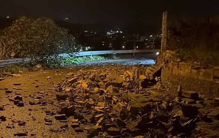 Ulrike travolge il Tirreno messinese: mare in strada, tetti divelti e paesi al buio