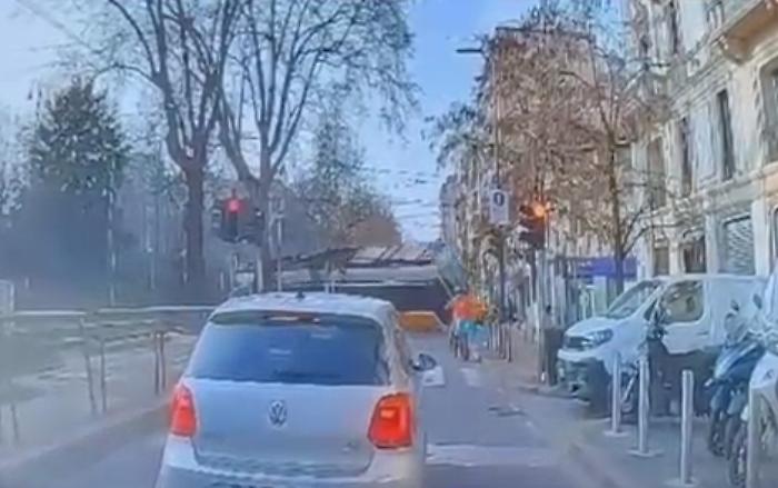La curva, le scintille e lo schianto del tram di Milano: il video dell'incidente dalla dashcam di un'auto 