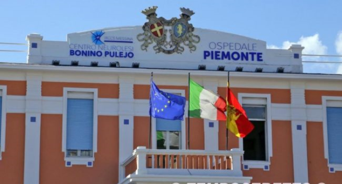 Va in escandenza nel pronto soccorso e una guardia giurata rimane ferita