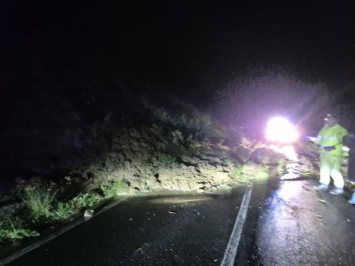 Maltempo, pendolari in trappola nell'hinterland etneo: fra alberi caduti, buche, frane e l'appello per regole chiare