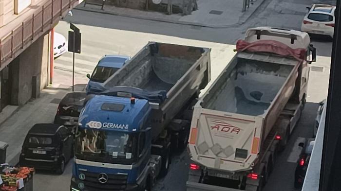 Mezzi pesanti giorno e notte nel Villaggio Unrra: rumore, polveri e promesse disattese