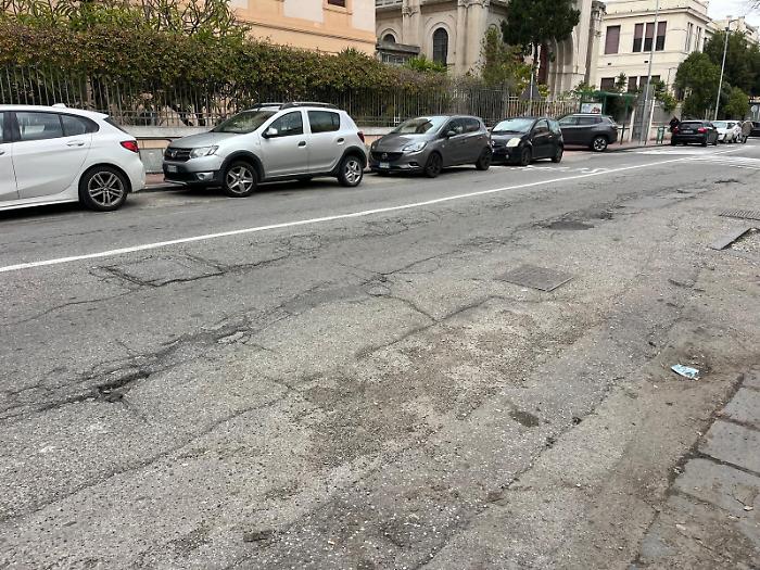 Buche e asfalto sollevato: la circonvallazione &egrave; un percorso a ostacoli e irrompe nella campagna elettorale