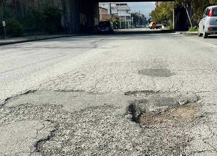 Taormina sommersa dalle buche: proteste alle stelle 
