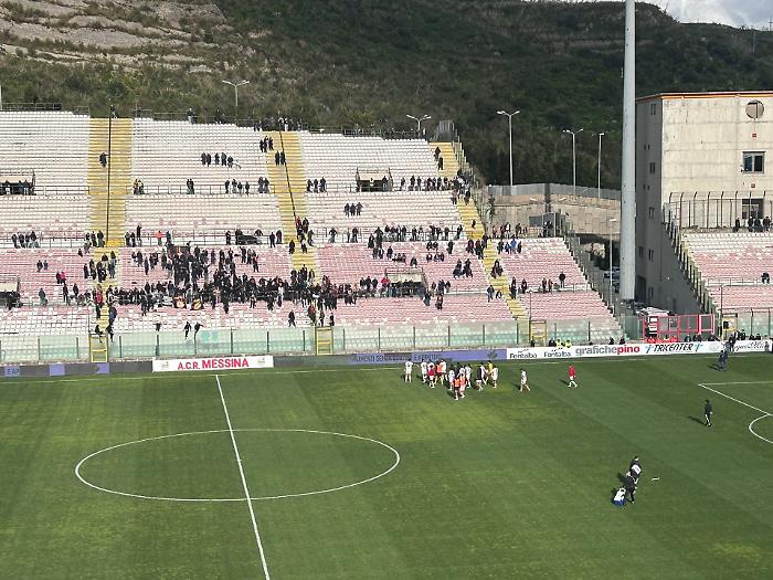Messina ribaltato in casa, esce tra i fischi: "Togliete la maglia"