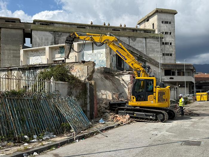 Casa del portuale: avviata la demolizione