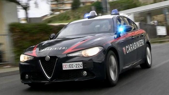 Pulisce il terreno senza permesso e poi pretende il "pizzo": scatta la trappola dei Carabinieri