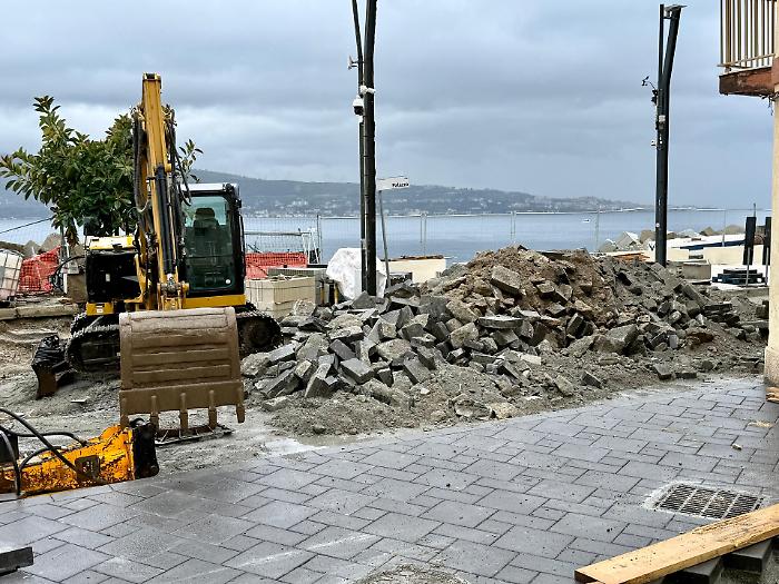 Torre Faro, la riqualificazione si sfalda: pavimentazione smantellata, commercianti in rivolta