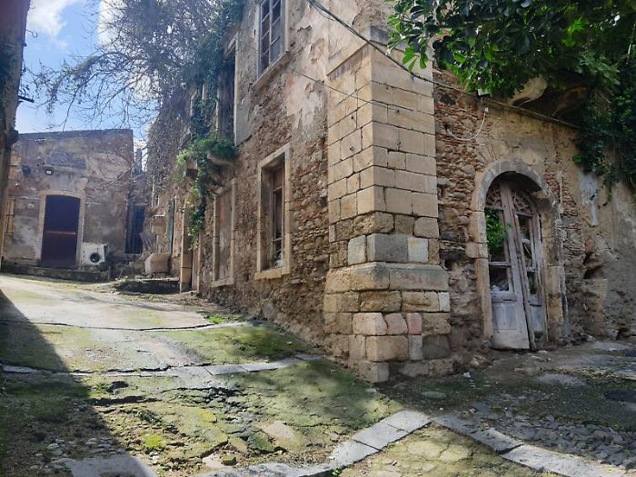 Al Tirone ruspe in azione: via le baracche per la rinascita del borgo storico del centro