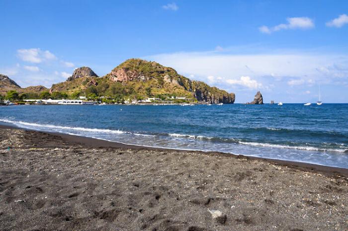 Vulcano: riaprono i "fanghi", ma &egrave; allarme per l'erosione costiera