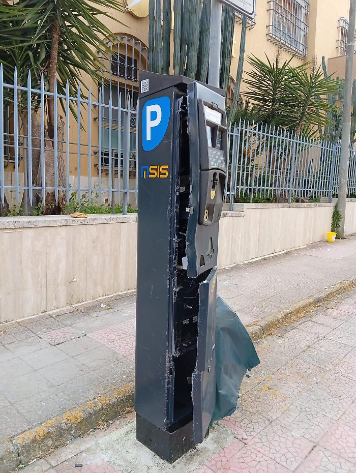 Parcometri sventrati per pochi spiccioli: danni da migliaia di euro in pieno centro