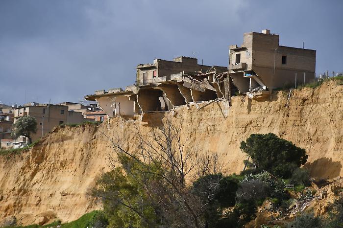 Niscemi, la frana, i progetti rimasti nei cassetti e quattro presidenti di Regione indagati: cosa sappiamo sull'inchiesta della Procura di Gela 