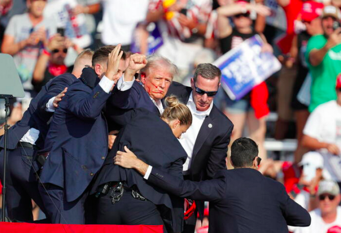 Mondo Maga in fermento: &laquo;L'attentato a Trump era una messinscena&raquo;