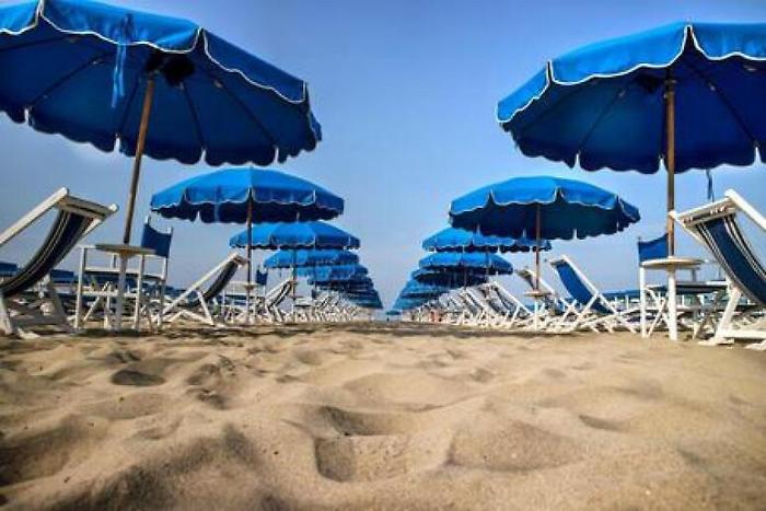 Gioca in spiaggia con gli amichetti e viene adescato dall'orco: un arresto per abusi sessuali nel Messinese 