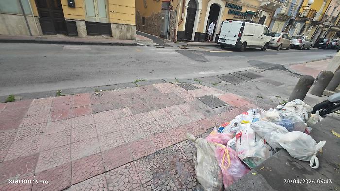 Via Umberto riaperta ma la puzza resta